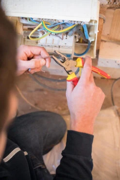 Stanley VDE Combinatietang 160mm 3.1 8 Stanley VDE Combinatietang 160mm 3.1 -ToolMania Verkoop 0 84 001 A1 resized 1500 1500 300 rgb jpg