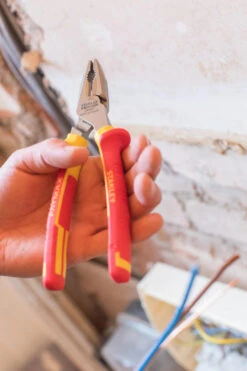 Stanley VDE Combinatietang 160mm 3.1 10 Stanley VDE Combinatietang 160mm 3.1 -ToolMania Verkoop 0 84 001 A4 resized 1500 1500 300 rgb jpg